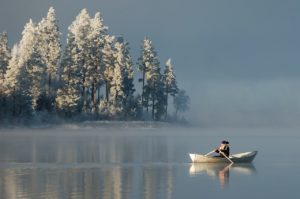 Soutaja talvimaisemassa, jossa huurteisia puita