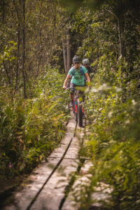 Fatbikella pitkospuilla Isojärven kansallispuistossa. Kuva: Heikki Sulander/retkeilyKS