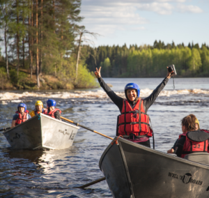 Kuvassa nainen tuulettaa veneessä (kuvituskuva).