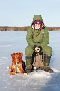 Järven jäällä pilkintää koiran kanssa