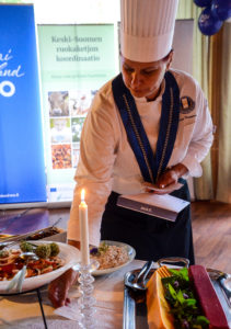 Keittiömestarit tarkastaa illallispöytää Keski-Suomen maaseutugaalassa 2017. Kuva: Upe Nykänen