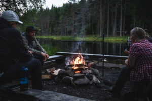 Kolme retkeilijää iltanuotiolla, Isojärven kansallispuisto. Kuva: Heikki Sulander/retkeilyKS