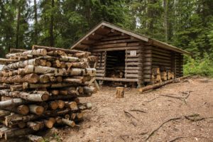 Kuorejärven puukatos ja puupino. Kuva: Elina Lamminaho/retkeilyKS