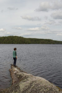 Kurkijärven järvimaisemia ihailemassa Mäyräniemessä. Kuva: Elina Lamminaho/retkeilyKS