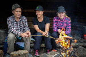 Retkeläisiä Kuorejärven tulipaikalla. Kuva: Upe Nykänen/retkeilyKS