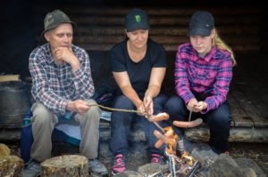 Retkeiläisiä Kuorejärven tulipaikalla. Kuva: Upe Nykänen/retkeilyKS