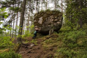 Siirtolohkare pysyy vakaasti paikallaan. Kuva: Elina Lamminaho/retkeilyKS