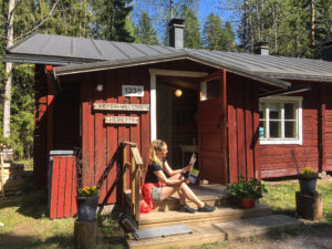 Heretyn kämppäkahvilan pihalla. Kuva: Maija Mikkola/retkeilyKS