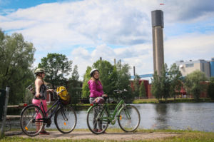Retkipyöräilyreitti kulkee UPM:n paperitehtaan ohitse. Kuva: Anu Pitkänen/retkeilyKS
