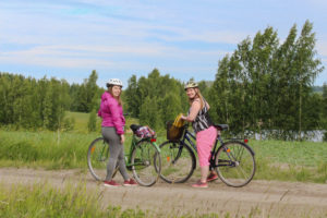 Pyöräilijät tauolla niityn laidassa. Kuva: Anu Pitkänen/retkeilyKS