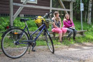 Pyöräilijät tauolla Pykälän majan edustalla. Kuva: Anu Pitkänen/retkeilyKS
