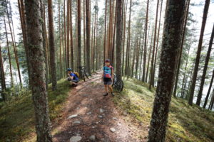 Joutsniemen hienoissa maisemissa pyöräretken tauolla. Kuva: Touho Häkkinen/retkeilyKS