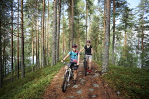 Kaksi fillaristia Joutsniemessä. Kuva: Touho Häkkinen/retkeilyKS