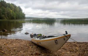 Kajakki Kirkkoniemen rannassa Kynsivedellä, Laukaa. Kuva: Upe Nykänen