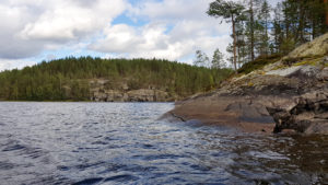 Melontaretkellä Laukaassa saa nauttia kallioisista rantamaisemista. Kuva: Terhi Jaakkola