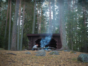 Retkeilijä tulilla Kirkkoniemen laavulla, Laukaa. Kuva: Terhi Jaakkola