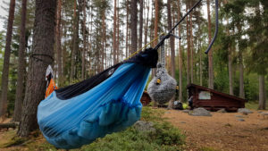 Riippumattoilija Kirkkoniemen laavun vieressä, Laukaa. Kuva: Terhi Jaakkola