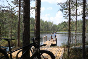 Pyöräilijät lammen rannalla. Kuva: Touho Häkkinen/retkeilyKS