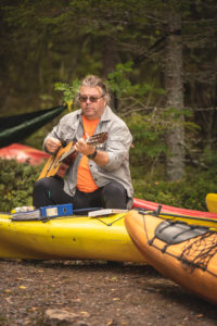 Laulava kajakinvuokraaja. Kuva: Heikki Sulander/retkeilyKS