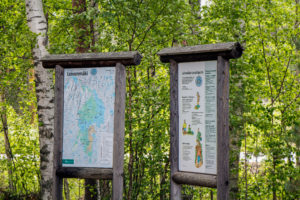 Leivonmäen kansallispuiston opasteita Kirveslammen P-paikalla. Kuva: Elina Lamminaho/retkeilyKS