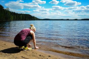 Retkeilijä Rutajärven hiekkarannalla. Kuva: Upe Nykänen/retkeilyKS