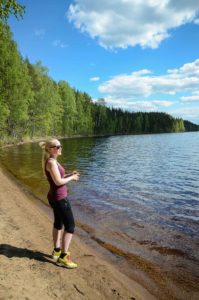 Retkeilijä nauttii auringosta Rutajärven rannalla. Kuva: Upe Nykänen