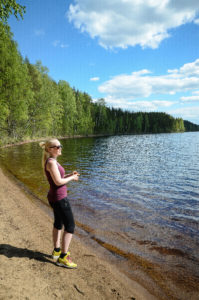 Retkeilijä nauttii auringosta Rutajärven rannalla. Kuva: Upe Nykänen/retkeilyKS