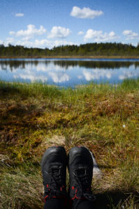 Retkeilijän lepohetki Kirveslammen rannalla. Kuva: Upe Nykänen/retkeilyKS