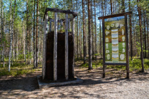 Turvetorni ja opastetaulu Kirveslammen pysäköintipaikalla. Kuva: Upe Nykänen