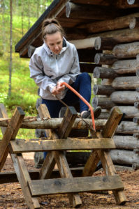 Polttopuita sahaamassa Harjujärven puolikodalla. Kuva: Upe Nykänen/retkeilyKS