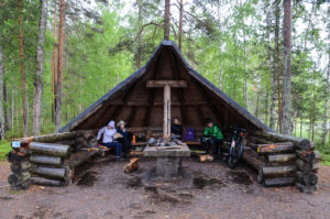 Sadepäivän tauko Harjujärven kodalla. Kuva: Upe Nykänen/retkeilyKS