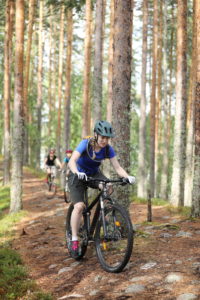 Maastopyöräilijä vauhdissa. Kuva: Touho Häkkinen/retkeilyKS