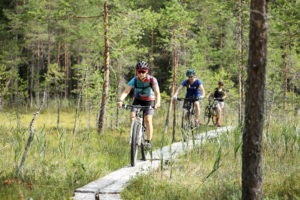 Maastopyöräilijäryhmä pitkospuilla. Kuva: Touho Häkkinen/retkeilyKS