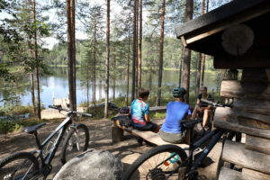 Maastopyöräilijät Soimalammen laavulla. Kuva: Touho Häkkinen/retkeilyKS