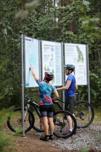 Maastopyöräilijät opastetauluilla. Kuva: Touho Häkkinen/retkeilyKS