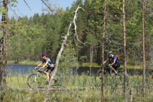 Maastopyöräilijät vauhdissa pitkospuilla. Kuva: Touho Häkkinen/retkeilyKS