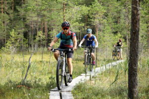 Maastopyöräilijöitä pitkospuilla. Kuva: Touho Häkkinen/retkeilyKS