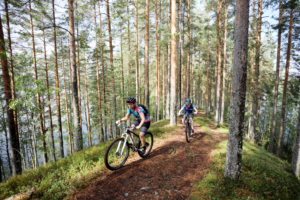 Maastopyöräilyä Joutsniemessä. Kuva: Touho Häkkinen/retkeilyKS