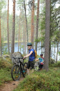 Maastopyörän talutusta Leivonmäen MTB-reitillä. Kuva: Touho/retkeilyKS Häkkinen
