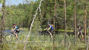 Pitkospuilla pyöräilemässä. Kuva: Touho Häkkinen/retkeilyKS