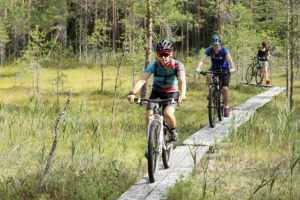 Pyöräilyä pitkospuilla. Kuva: Touho Häkkinen/retkeilyKS