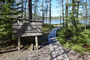 Kotajärven taukopaikka, opasteviitat. Kuva: Marjo Nevalainen/retkeilyKS