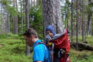 Isin kanssa reppuretkellä. Kuva: Upe Nykänen/retkeilyKS