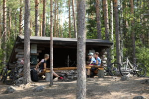 Pyöräilijöitä Soimalammen laavulla. Kuva: Touho Häkkinen/retkeilyKS