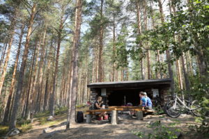 Pyöräilijöitä Soimalammen laavulla. Kuva: Touho Häkkinen/retkeilyKS