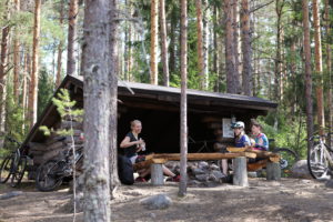 Pyöräilijöitä Soimalammen laavulla. Kuva: Touho Häkkinen/retkeilyKS