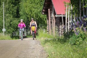 Pyöräilijät hiekkatiellä Himos-Jämsä -retkipyöräilyreitillä. Kuva: Anu Pitkänen