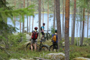Pyöräilijät ihailemassa maisemia. Kuva: Touho Häkkinen/retkeilyKS