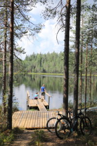 Pyöräilijät laiturilla. Kuva: Touho Häkkinen/retkeilyKS