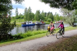 Pyöräilijät polkemassa Jämsäjoen vartta. Kuva: Anu Pitkänen